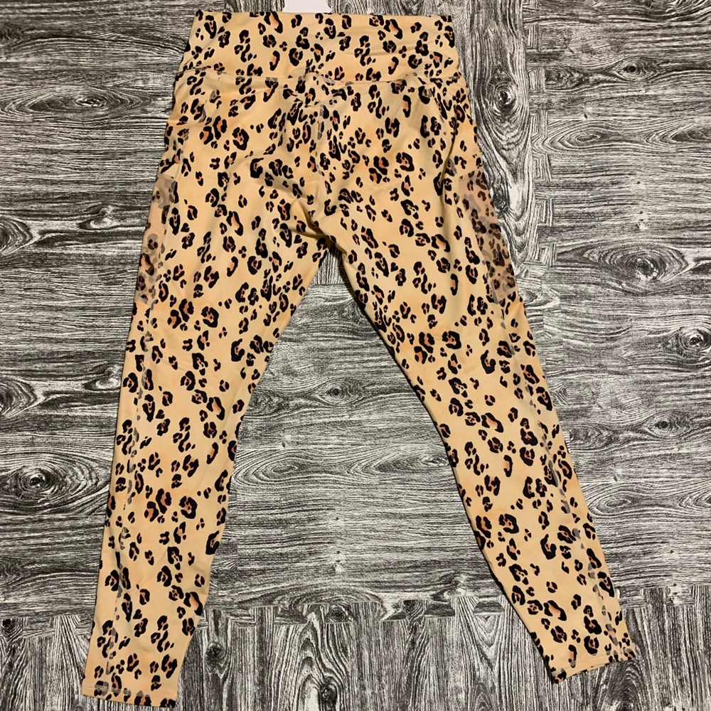 NWT Fabletics leggings leopard print w/ 2 pockets
